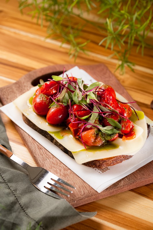 Tostada caprese