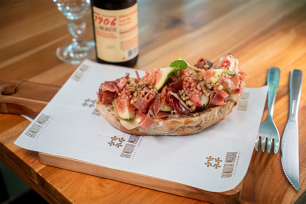 Tostada jamón e figo