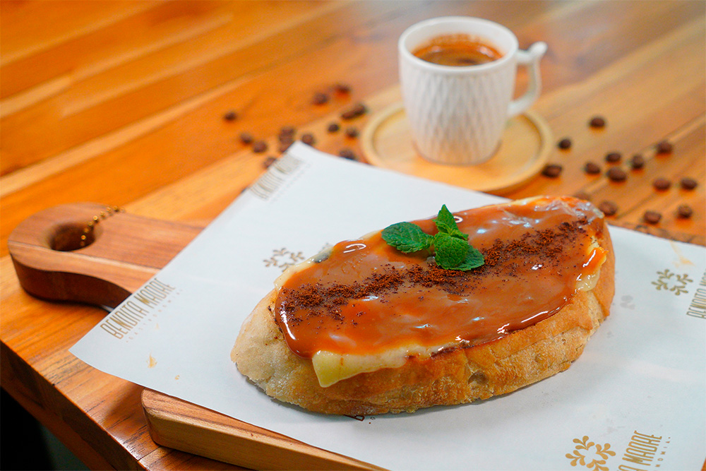 Tostada doce de leite e café