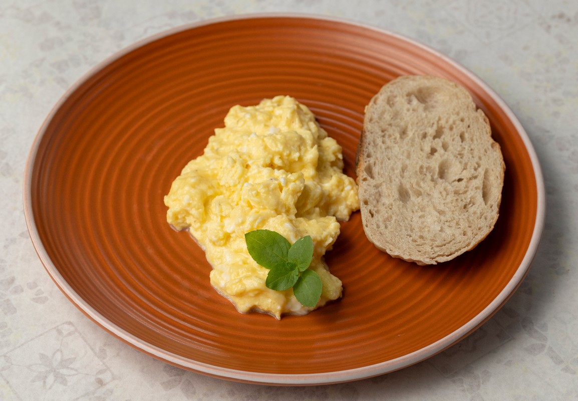 Ovos mexidos com queijo ou bacon