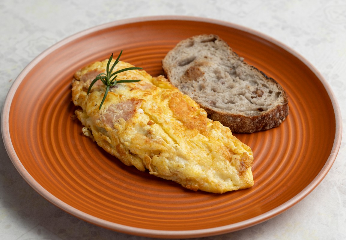 Omelete de queijo e peito de peru