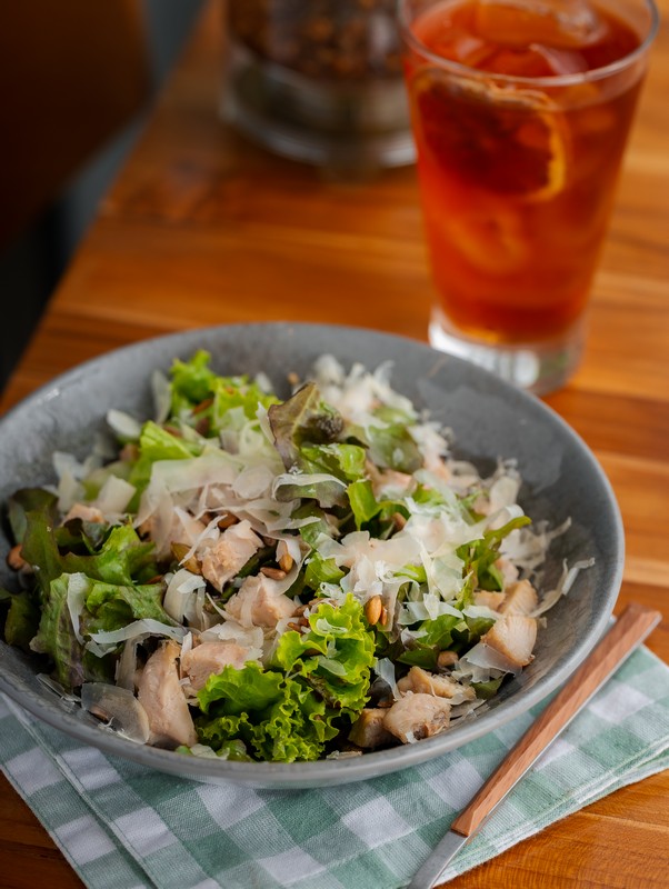 Salada de frango e sementes tostadas